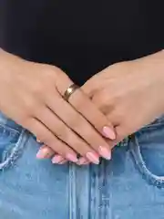 Желтый кольцо с крутящейся вставкой