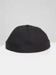 Черный кепка без козырька
