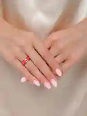 Красный кольцо с надписью "Love"