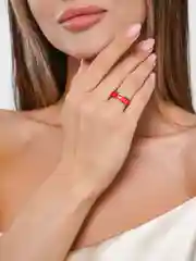 Красный кольцо с надписью "Love"