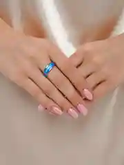 Голубой кольцо с надписью "Love"