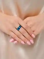 Синий кольцо с надписью "Love"