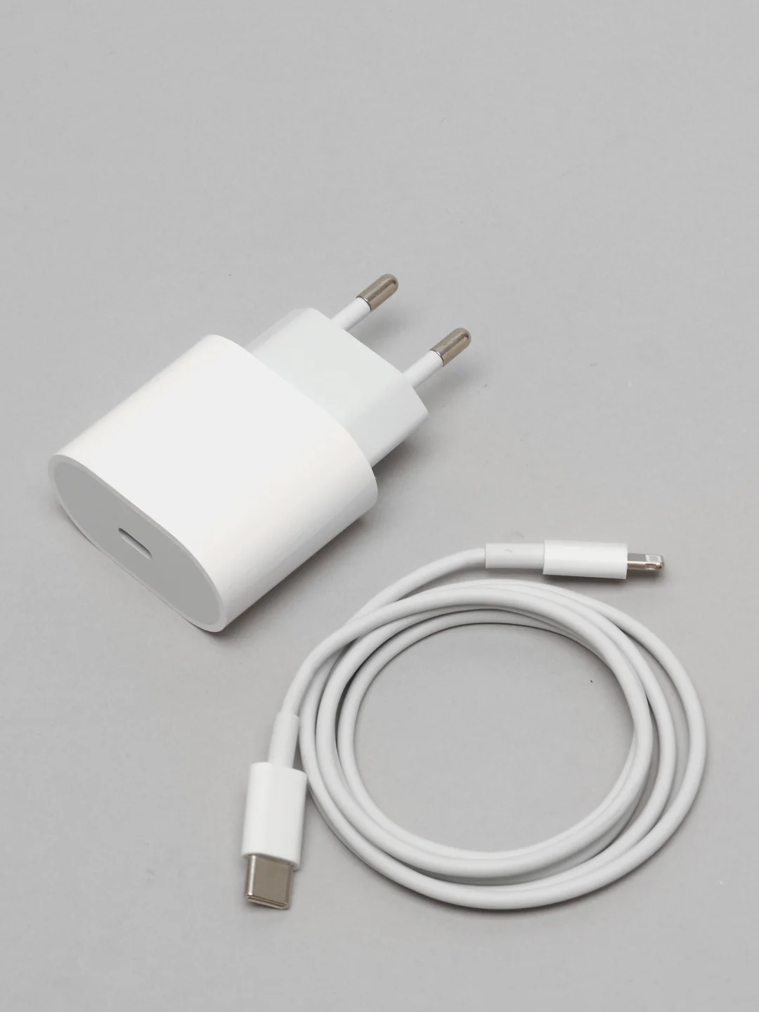 Белый зарядное устройство для iPhone (блок Type-C, PD, 20W + кабель Type-C/Lightning)