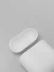 Белый чехол для Apple Airpods 2, разные цвета