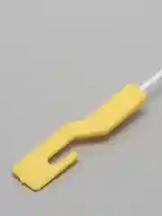 Желтый ершик для мытья бутылок