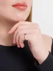 Женское кольцо серебряного цвета