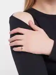Женское кольцо серебряного цвета
