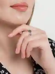 Женское кольцо серебряного цвета