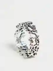 Женское кольцо серебряного цвета