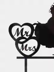Черный топпер для свадебного торта молодожены "Mr&Mrs - поцелуй"