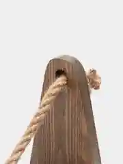 Коричневый деревянный ящик
