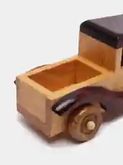 Коричневый деревянный автомобиль