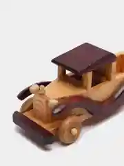 Коричневый деревянный автомобиль
