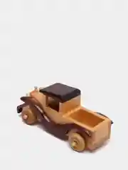 Коричневый деревянный автомобиль