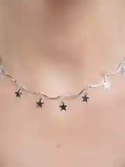 Серебристый чокер со звездочками
