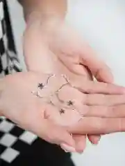 Серебристый чокер со звездочками