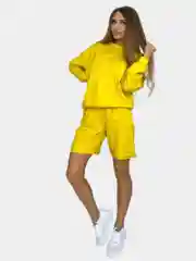 Желтый спортивный костюм с шортами