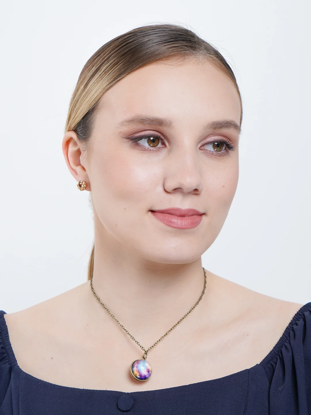 Желтый космический кулон