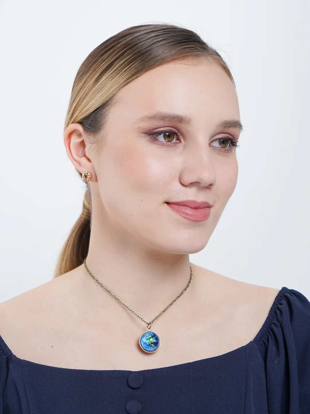Индиго космический кулон