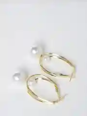 Золотой серьги со вставкой из жемчуга