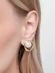 Серьги-кольца классические с декоративной вставкой из искусственного жемчуга, гвоздики