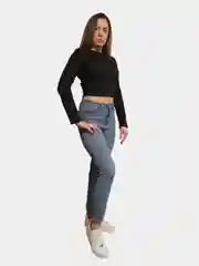 Черный укороченный топ с длинным рукавом