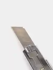 Канцелярский обойный нож усиленный с запасными лезвиями и стопором