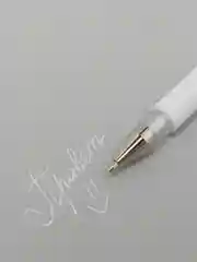 Прозрачный ручка белая гелевая