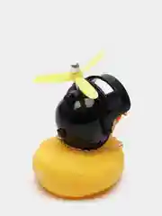 Угольный крутая утка с гудком в шлеме и пропеллером