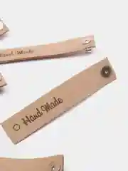 Бежевый бирка с кнопкой Hand made для вязанных изделий. Для рукаделия