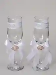 Свадебные бокалы в белом цвете