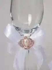 Свадебные бокалы в белом цвете