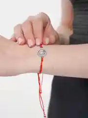 Багровый браслет с красной  нитью