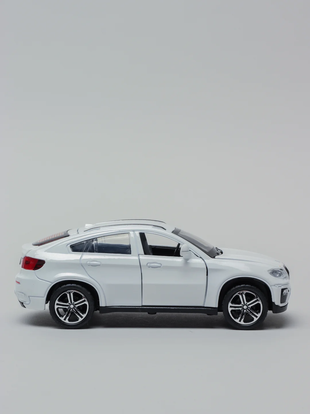 Белый модель автомобиля BMW X6, металл