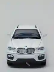 Белый модель автомобиля BMW X6, металл