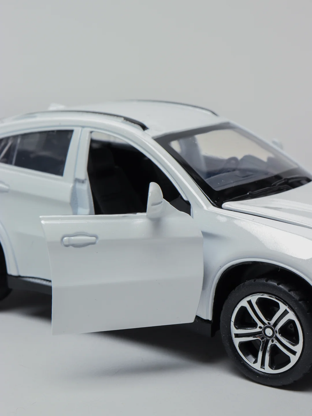 Белый модель автомобиля BMW X6, металл