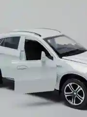 Белый модель автомобиля BMW X6, металл