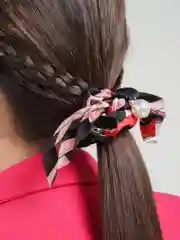 Черный резинка для волос