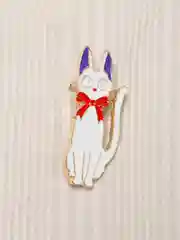 Белый брошь женская "Котик"