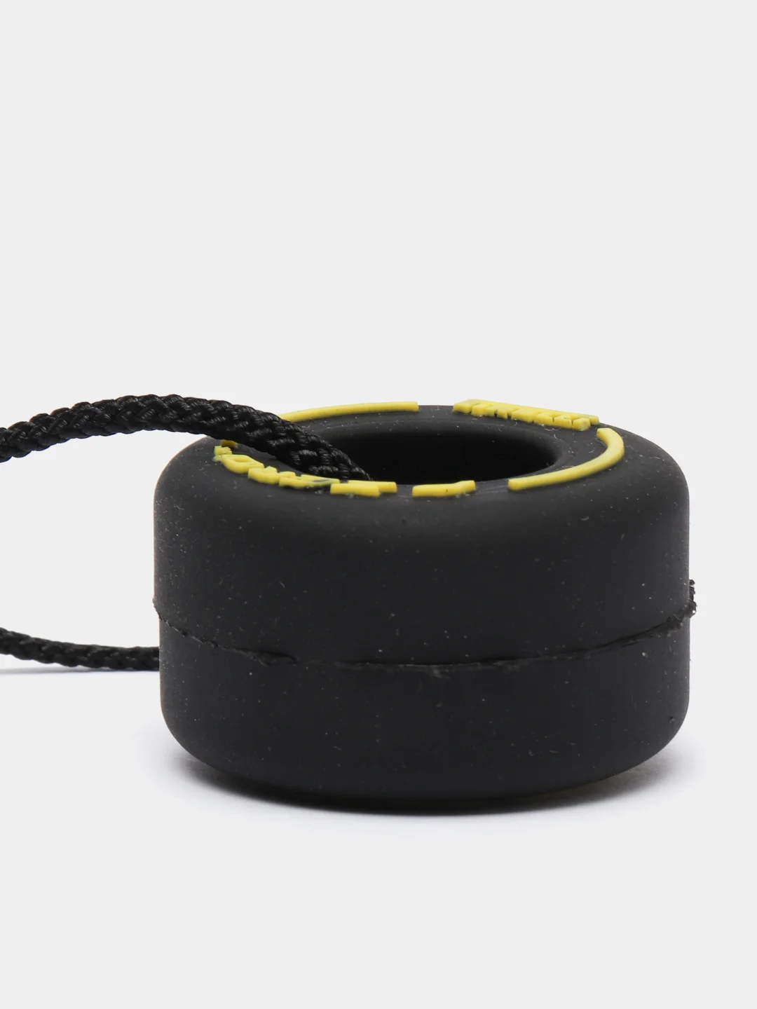 Желтый брелок шины Pirelli