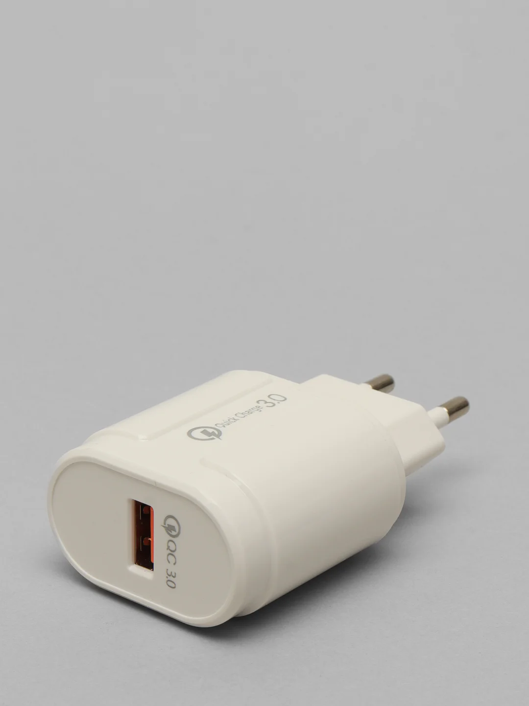 Белый сетевой адаптер для быстрой зарядки Quick Charge 3.0