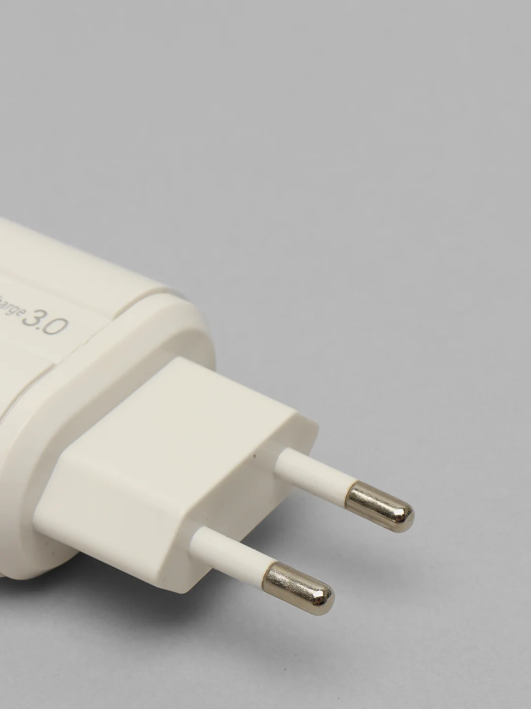 Белый сетевой адаптер для быстрой зарядки Quick Charge 3.0