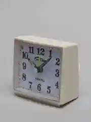 Белый часы будильник кварцевые
