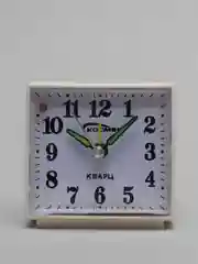 Белый часы будильник кварцевые
