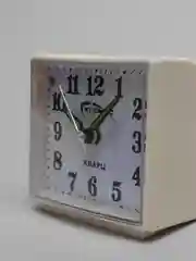 Белый часы будильник кварцевые