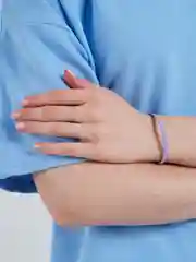 Розовый браслет с бусами плетеный