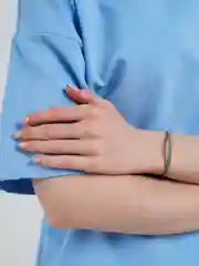 Золотой браслет с бусами плетеный