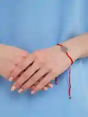 Желтый браслет с красной  нитью