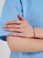 Желтый браслет с красной  нитью