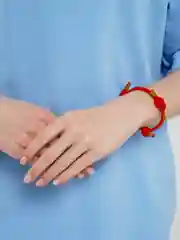 Красный браслет из шнура, с узелками, оберег
